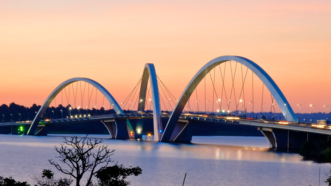 Ponte Juscelino Kubitschek (Ponte JK) em Brasília ao pôr do sol, refletida no Lago Paranoá
